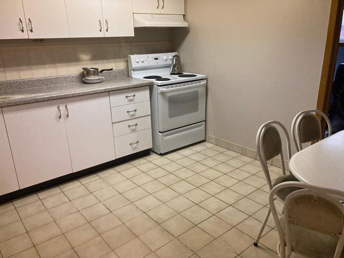 Cozy Apartment With A Spacious Backyard In The Ravine تورونتو المظهر الخارجي الصورة
